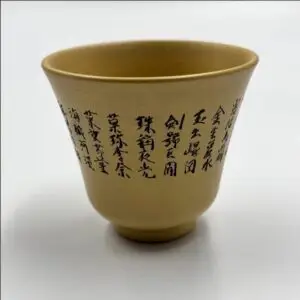 Bộ đồ gốm Tokoname 5 món của nghệ nhân Kato Kozan, làm từ đất sét vàng cao cấp, khắc chữ thư pháp độc đáo. Lý tưởng cho trà đạo, tinh tế và bền bỉ.