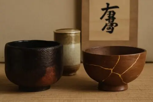 Gốm Nhật Bản, gốm Imari, gốm Arita, gốm Bizen, gốm Kutani, nghệ thuật gốm Nhật Bản, trà đạo Nhật Bản, kỹ thuật Raku, kỹ thuật Kintsugi, ảnh hưởng của gốm Nhật Bản, nghệ thuật phục hồi gốm Nhật Bản.
