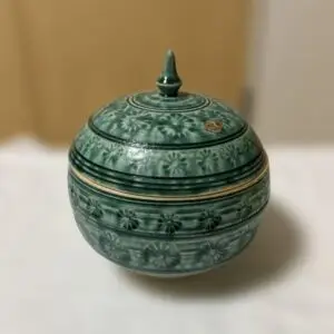 Hộp đựng đồ gốm Kiyomizu-yaki với thiết kế tinh xảo, màu xanh ngọc bích sang trọng, phù hợp trang trí nhà cửa hoặc làm quà tặng độc đáo.