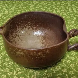 Tách gốm Bizen Nhật Bản thủ công với tay cầm xoắn độc đáo, mang đến vẻ đẹp mộc mạc và sang trọng. Sản phẩm là sự kết hợp hoàn hảo giữa nghệ thuật và công năng sử dụng.